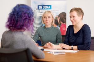 Cornelia Meyerrose (rechts) und Johanna Scholz (Mitte) informieren Jena-Interessierte beim Karriere-Treff zu Möglichkeiten der Karriereplanung in der Lichtstadt.