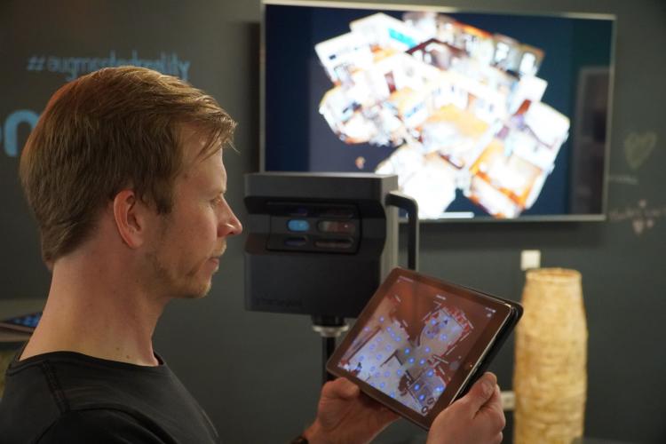 Ein Mann bearbeitet an einem Tablet ein 3D-Modell