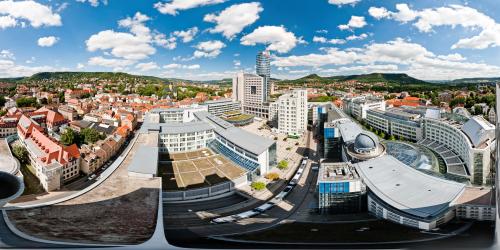 Blick über Jena im Sommer mit blauem Himmel, einigen Wolken und vielen Gebäuden in Fischaugenperspektive