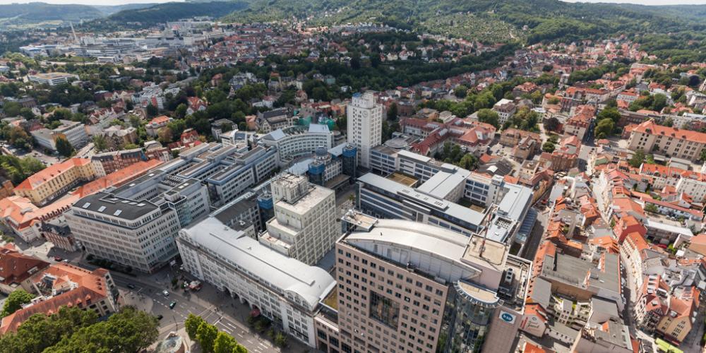 Blick von oben auf das Stadtzentrum von Jena