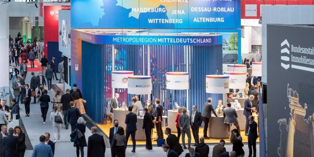 Blick auf den belebten Gemeinschaftsstand der Metropolregion Mitteldeutschland auf der Immobilienmesse EXPO Real.