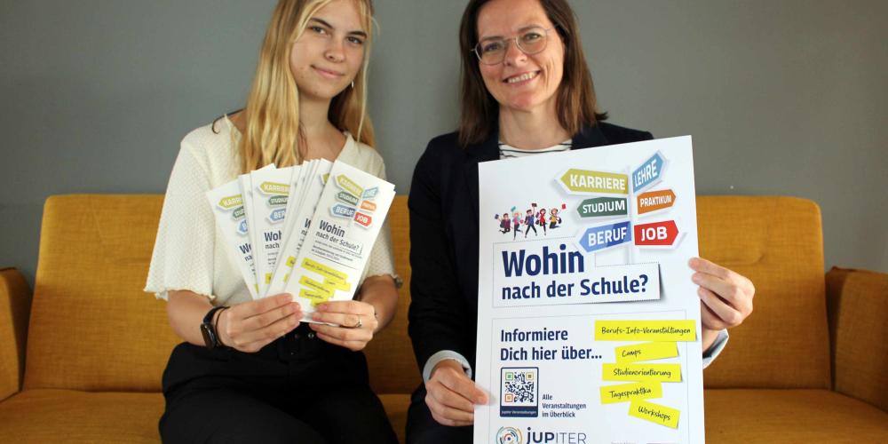 Zwei Personen präsentieren Plakate und Flyer zu "Wohin nach der Schule".