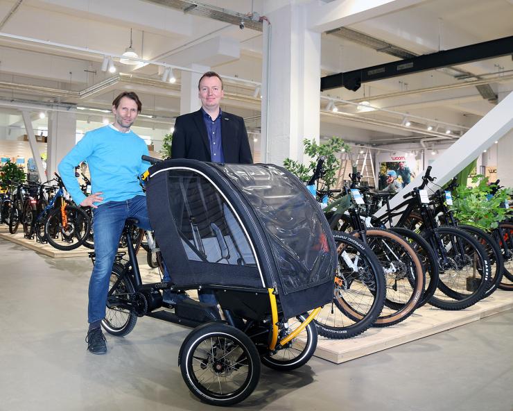 BIKEANDSNOW-Inhaber Steffen Klaus (l.) und Patrick Werner von der Wirtschaftsförderung Jena freuen sich auf die Eröffnung der neuen Filiale am Samstag.