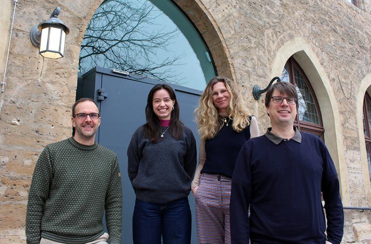 Vier Personen posieren vor der Ratszeise in Jena