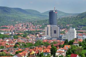 Stadt-Panorama Jena mit JenTower im Zentrum