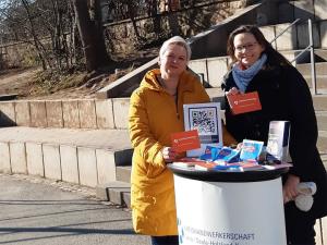 Manuela Vogt von der Kreishandwerkerschaft Jena/SHK und Daniela Drilltzsch von JenaWirtschaft zur Schultour an der Jenaplan-Schule.