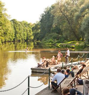 Menschen in einem Cafe am Fluss Saale