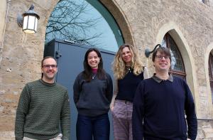 Vier Personen posieren vor der Ratszeise in Jena