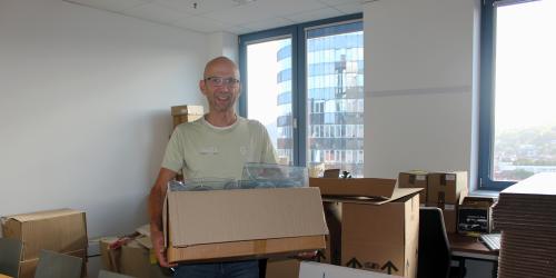 Wilfried Röpke packt Umzugskisten.