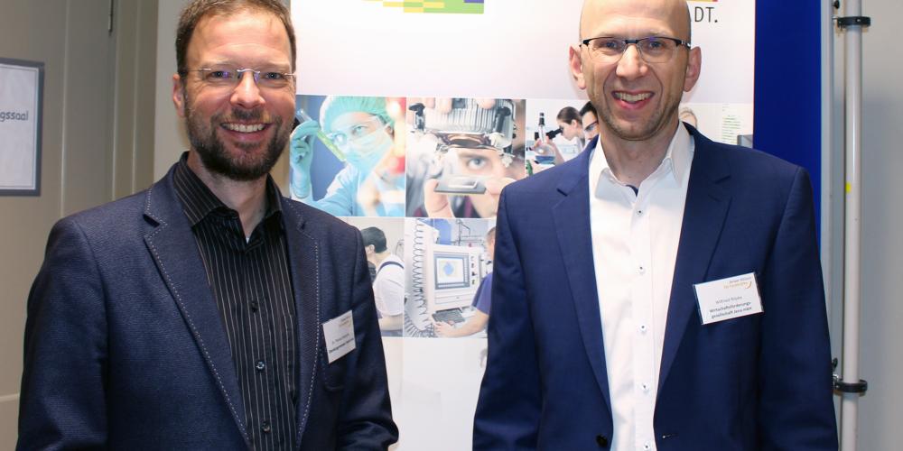 Zwei Personen vor einem Roll-Up