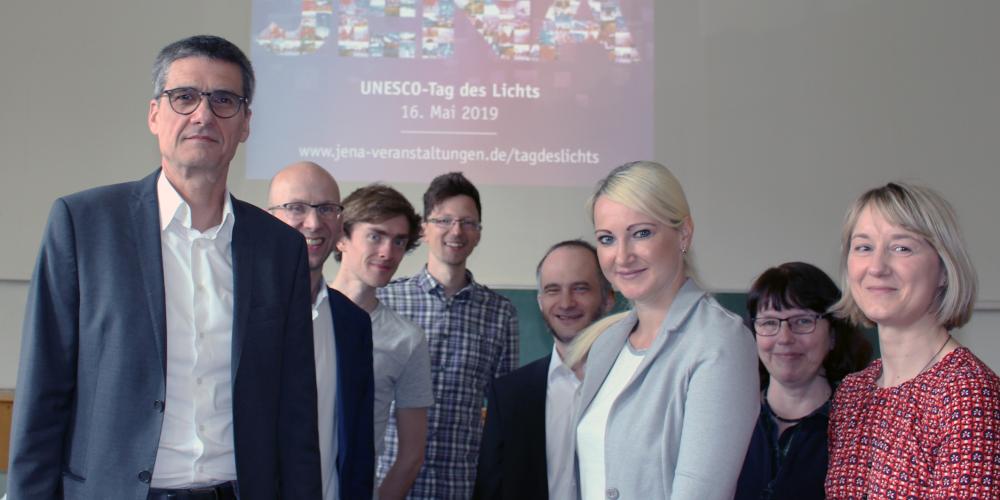 8 Personen vor einer Leinwand 