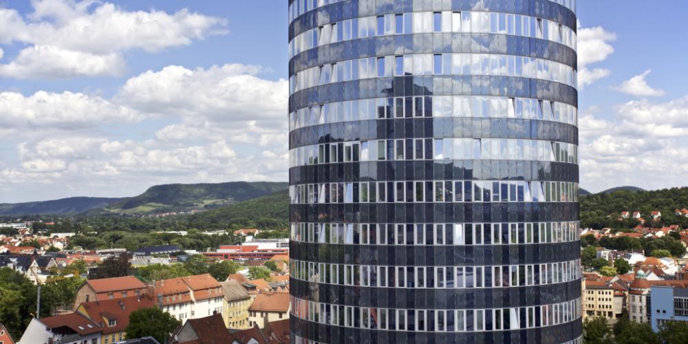 Blick auf die Jenaer Innenstadt und den JenTower