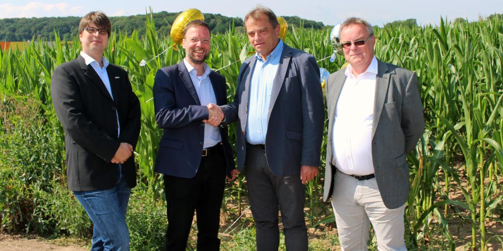 Vier Personen vor dem neuen Gewerbegebiet