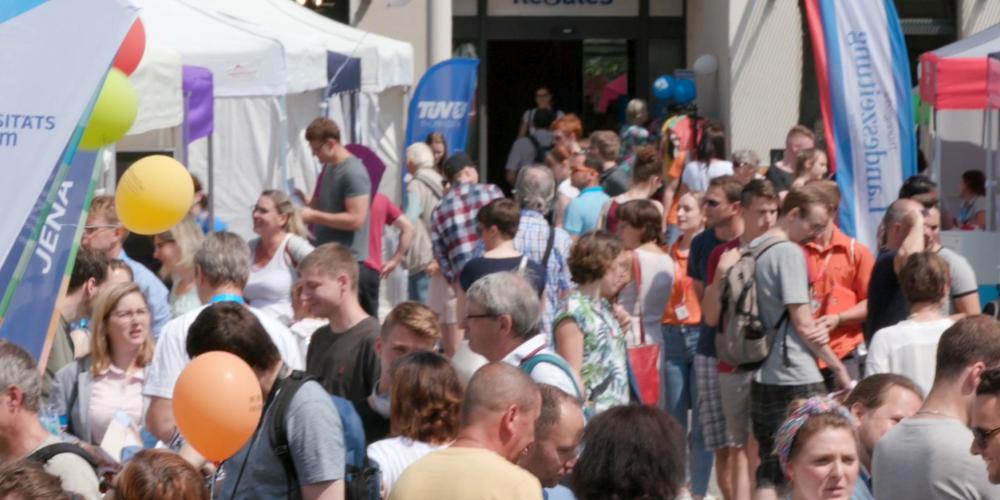 Blick von oben auf Menschenmenge