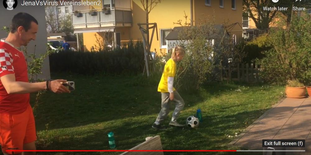 Ein Vater übt mit seinem Kind sogenannte "Challenges" im eigenen Garten