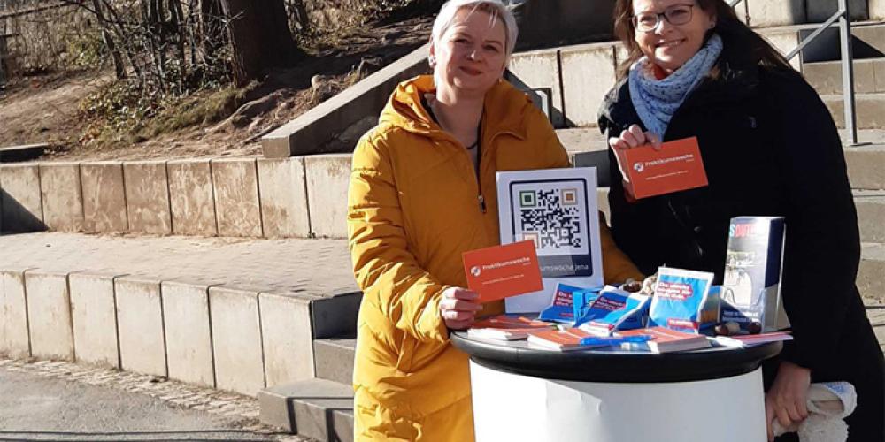 Manuela Vogt von der Kreishandwerkerschaft Jena/SHK und Daniela Drilltzsch von JenaWirtschaft zur Schultour an der Jenaplan-Schule.