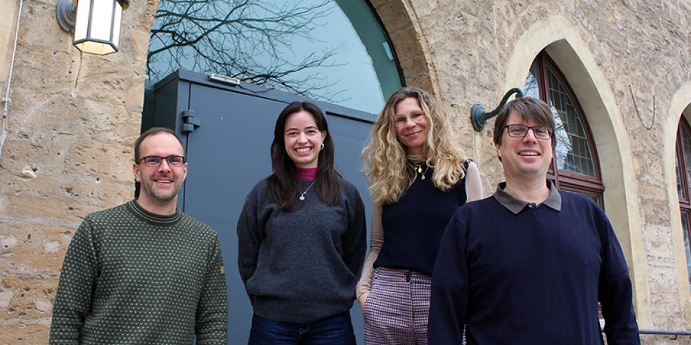 Vier Personen posieren vor der Ratszeise in Jena