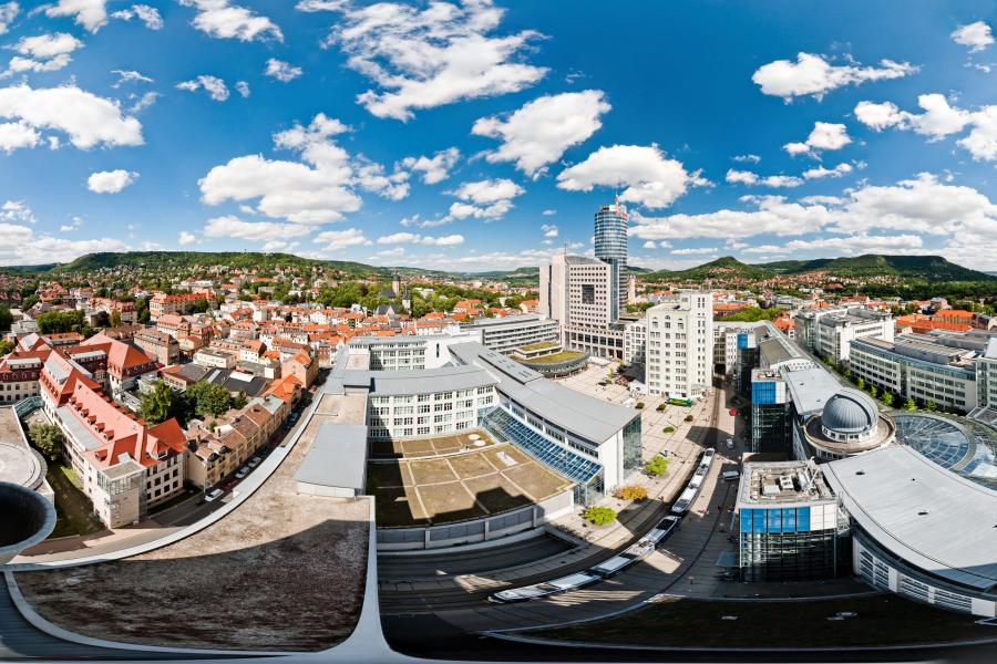 Blick über Jena im Sommer mit blauem Himmel, einigen Wolken und vielen Gebäuden in Fischaugenperspektive