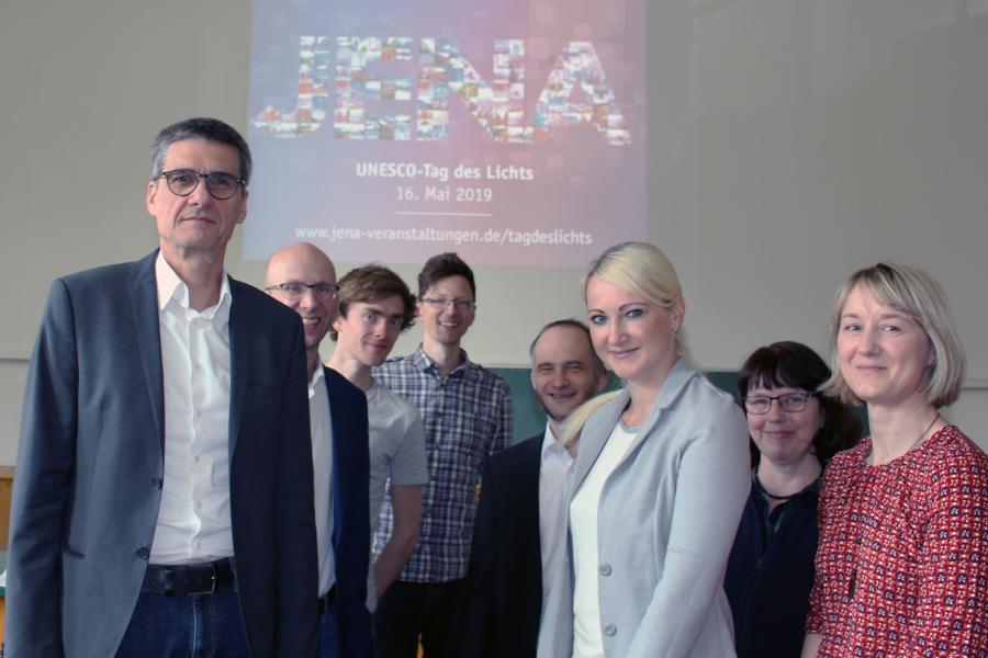 8 Personen vor einer Leinwand 