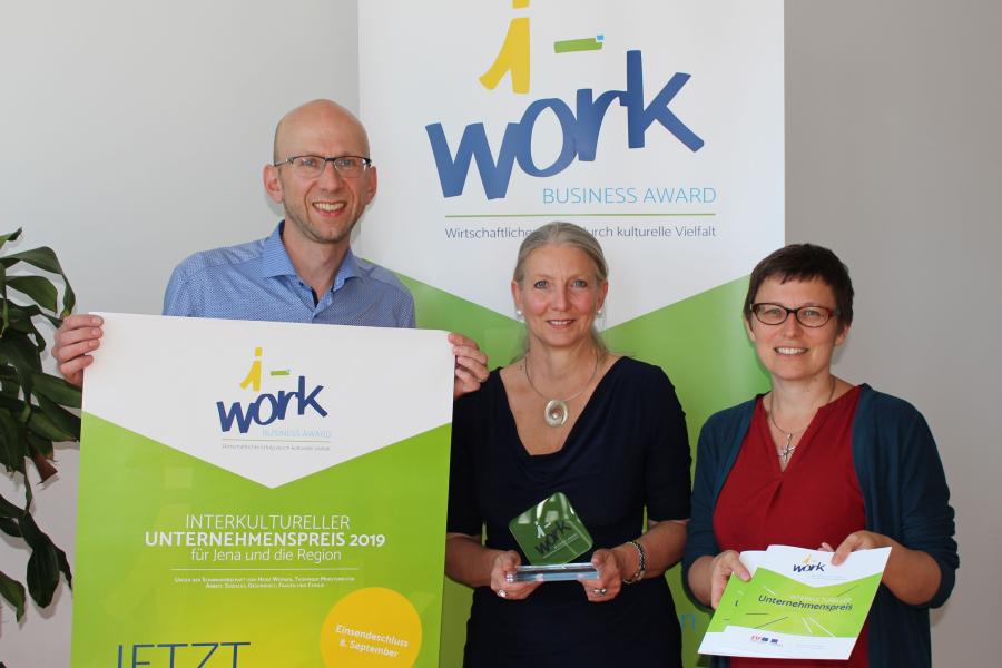 Präsentation die Materialien für den „i-work Business Award“. 