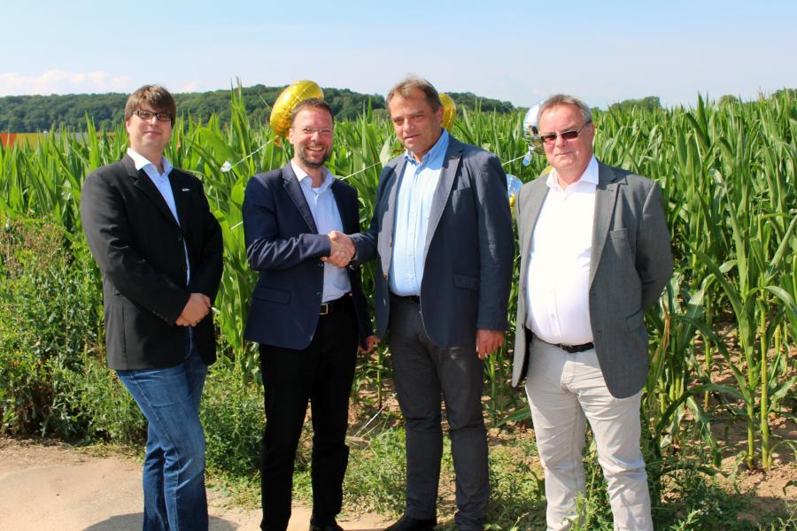 Vier Personen vor dem neuen Gewerbegebiet