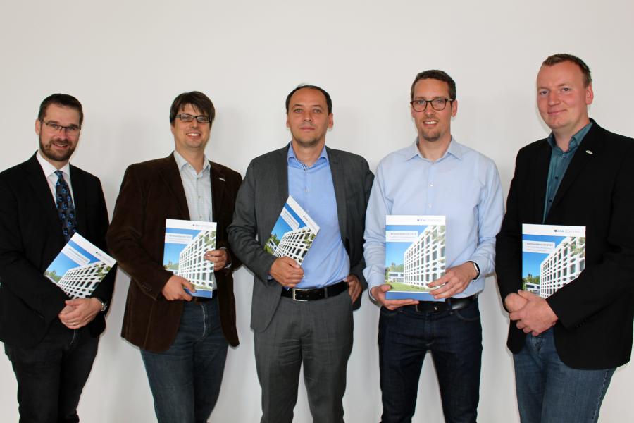 5 Personen präsentieren den Büromarktbericht Jena 2019.