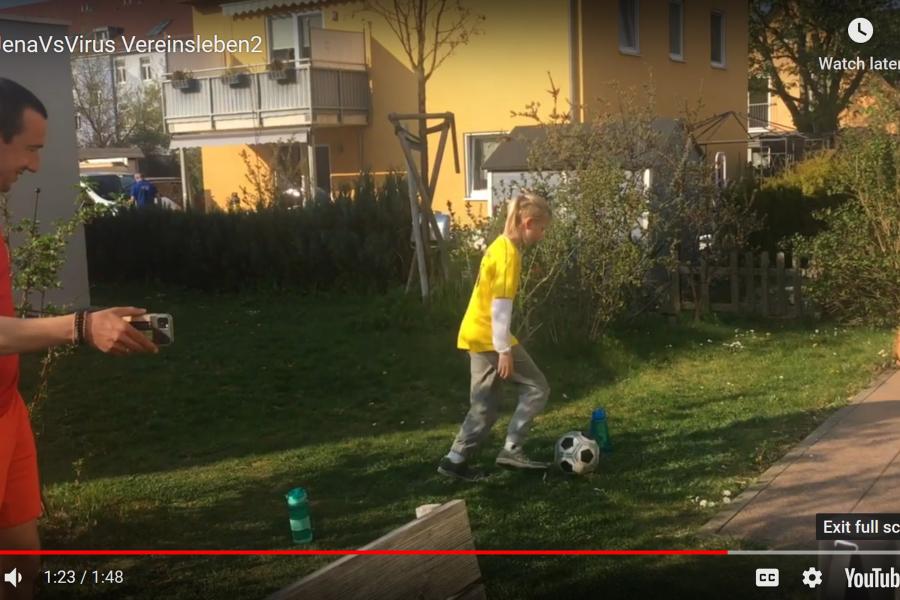 Ein Vater übt mit seinem Kind sogenannte "Challenges" im eigenen Garten