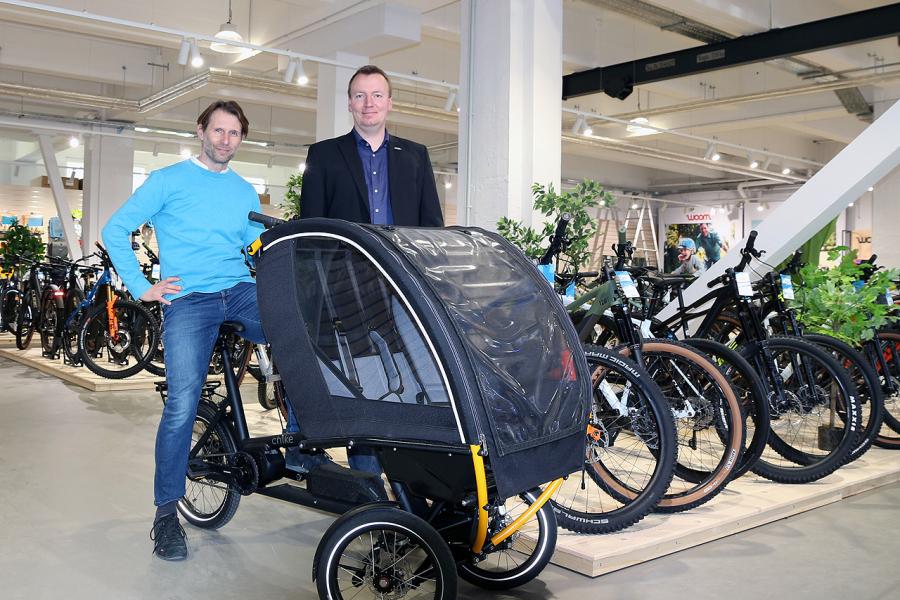BIKEANDSNOW-Inhaber Steffen Klaus (l.) und Patrick Werner von der Wirtschaftsförderung Jena freuen sich auf die Eröffnung der neuen Filiale am Samstag.