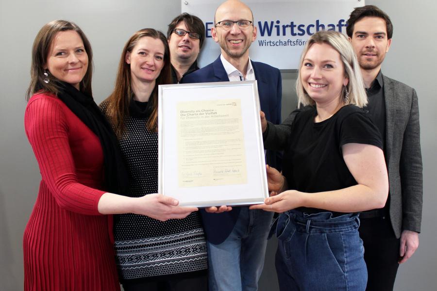 Das Team von JenaWirtschaft präsentiert die Charta der Vielfalt.