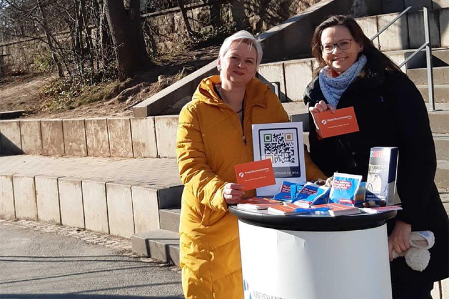 Manuela Vogt von der Kreishandwerkerschaft Jena/SHK und Daniela Drilltzsch von JenaWirtschaft zur Schultour an der Jenaplan-Schule.