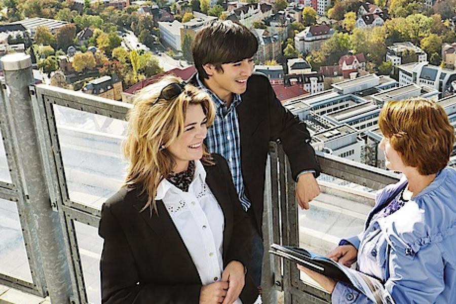 Drei Personen auf dem JenTower und unterhalten sich