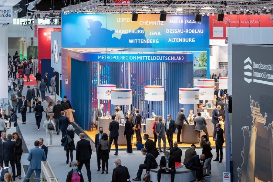 Blick auf den belebten Gemeinschaftsstand der Metropolregion Mitteldeutschland auf der Immobilienmesse EXPO Real.