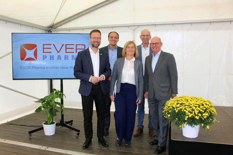 Fünf Personen stehen vor dem EVER Pharma Logo auf einer Bühne.