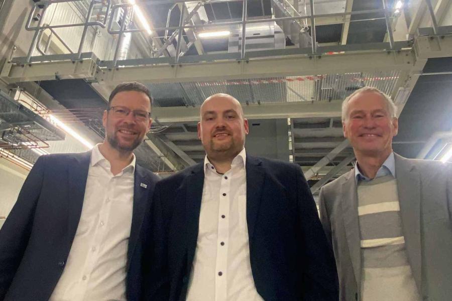 Drei Personen in einem Firmengebäude